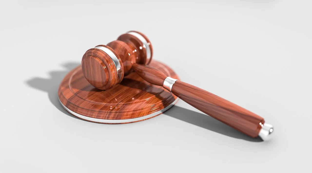 Divorce papers and a judge's gavel representing alimony in Arizona